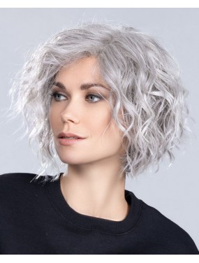 Perruque SCALA MONO PART, couleur Snow mix (Gris méché) Stylisé version ondulé