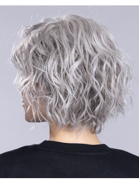 Perruque SCALA MONO PART, couleur Snow mix (Gris méché) Stylisé version ondulé, vu de dos
