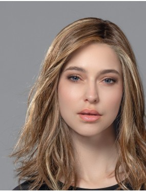 Perruque Runway Mono Part Ellen Wille teinte Tobacco Rooted portée par un mannequin