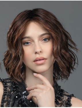 Perruque Amber Mono Part Ellen Wille teinte Plumbrown Rooted portée par un mannequin