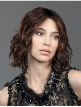 Perruque Amber Mono Part Ellen Wille teinte Plumbrown Rooted portée par un mannequin