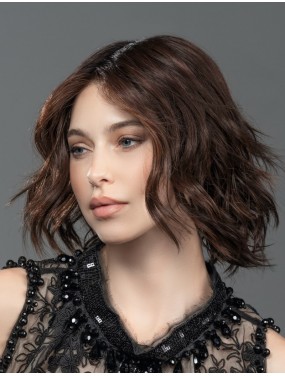 Perruque Amber Mono Part Ellen Wille teinte Plumbrown Rooted portée par un mannequin