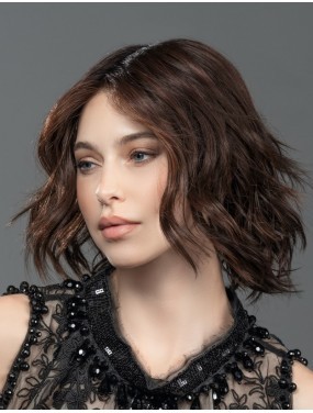 Perruque Amber Mono Part Ellen Wille teinte Plumbrown Rooted portée par un mannequin