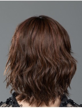 Perruque Amber Mono Part Ellen Wille teinte Plumbrown Rooted portée par un mannequin