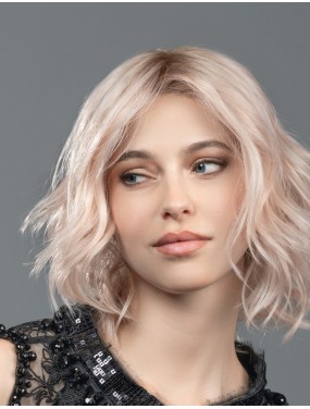 Perruque Amber Mono Part Ellen Wille teinte Malibu Blonde Rooted portée par un mannequin