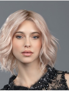 Perruque Amber Mono Part Ellen Wille teinte Malibu Blonde Rooted portée par un mannequin