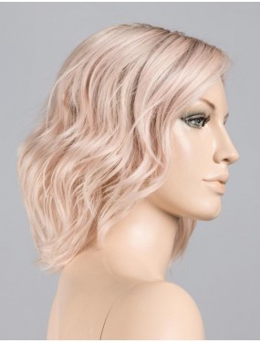 Perruque Amber Mono Part Ellen Wille teinte Malibu Blonde Rooted sur mannequin vue de profil