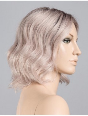 Perruque Amber Mono Part Ellen Wille teinte Pastel Rose Rooted sur mannequin vue de profil
