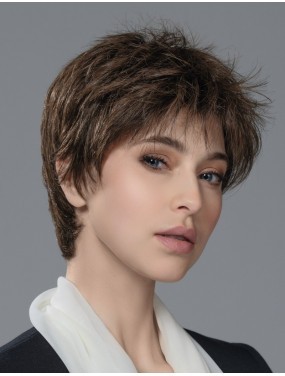 Perruque Bliss Ellen Wille teinte Nougat Rooted portée par un mannequin