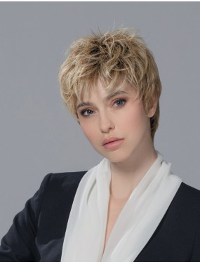 Perruque Bliss Ellen Wille teinte Sand Rooted portée par un mannequin