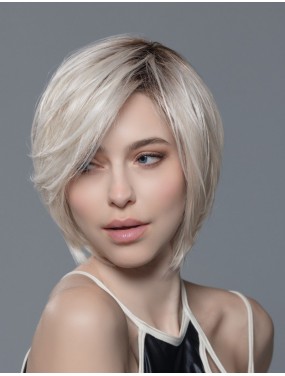 Perruque Casey Mono Part Ellen Wille teinte Platinblonde Rooted portée par un mannequin