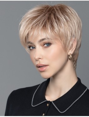 Perruque Elan Ellen Wille teinte Malibu Blonde Rooted portée par un mannequin