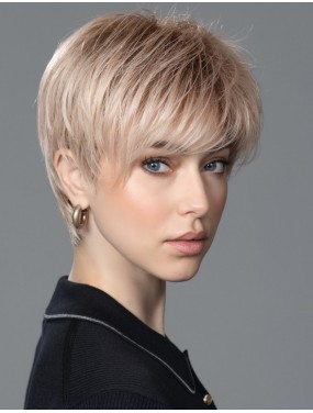 Perruque Elan Ellen Wille teinte Malibu Blonde Rooted portée par un mannequin