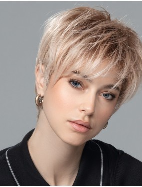 Perruque Elan Ellen Wille teinte Malibu Blonde Rooted portée par un mannequin