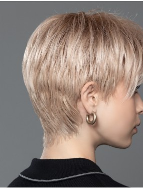 Perruque Elan Ellen Wille teinte Malibu Blonde Rooted portée par un mannequin