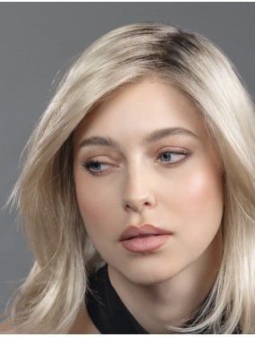 Perruque Flirt Mono Part Ellen Wille teinte Silverblonde Rooted portée par un mannequin