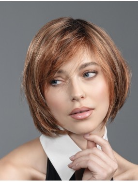 Perruque French Mono Part Ellen Wille teinte Safranbrown Rooted portée par un mannequin