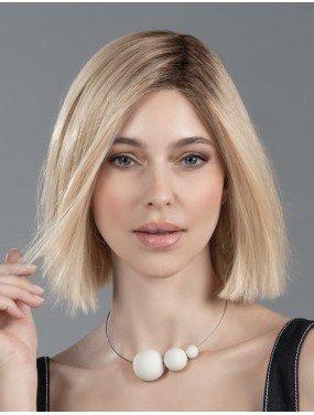 Perruque Lia Mono Part II Ellen Wille teinte Pastelblonde Rooted portée par un mannequin