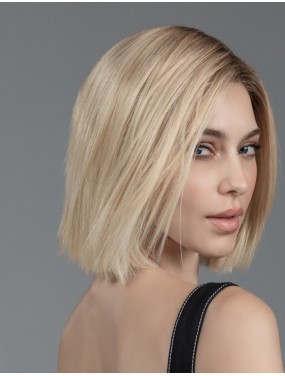 Perruque Lia Mono Part II Ellen Wille teinte Pastelblonde Rooted portée par un mannequin