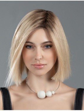 Perruque Lia Mono Part II Ellen Wille teinte Pastelblonde Rooted portée par un mannequin
