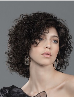 Perruque Loop Ellen Wille teinte Espresso Rooted portée par un mannequin