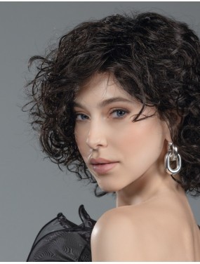 Perruque Loop Ellen Wille teinte Espresso Rooted portée par un mannequin