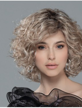 Perruque Loop Ellen Wille teinte Pearlblonde Rooted portée par un mannequin