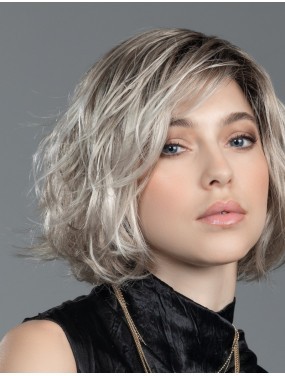 Perruque Night Ellen Wille teinte Pearlblonde Rooted portée par un mannequin