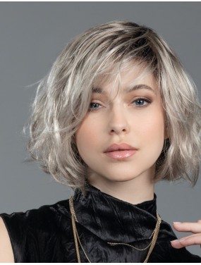 Perruque Night Ellen Wille teinte Pearlblonde Rooted portée par un mannequin