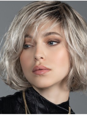 Perruque Night Ellen Wille teinte Pearlblonde Rooted portée par un mannequin