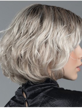 Perruque Night Ellen Wille teinte Pearlblonde Rooted portée par un mannequin
