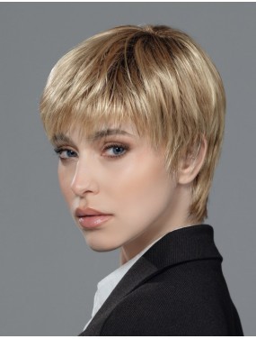 Perruque Pixie Ellen Wille teinte Sandyblonde Rooted portée par un mannequin