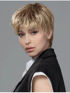 Perruque Pixie Ellen Wille teinte Sandyblonde Rooted portée par un mannequin