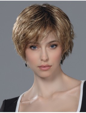 Perruque Raise Ellen Wille teinte Bernstein Rooted portée par un mannequin