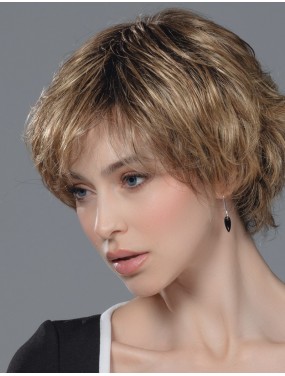 Perruque Raise Ellen Wille teinte Bernstein Rooted portée par un mannequin