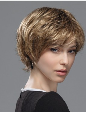 Perruque Raise Ellen Wille teinte Bernstein Rooted portée par un mannequin