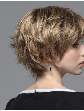 Perruque Raise Ellen Wille teinte Bernstein Rooted portée par un mannequin