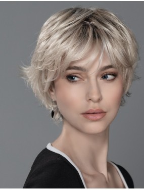 Perruque Raise Ellen Wille teinte Platinblonde Rooted portée par un mannequin