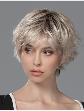 Perruque Raise Ellen Wille teinte Platinblonde Rooted portée par un mannequin