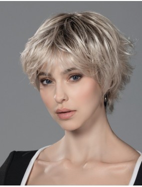 Perruque Raise Ellen Wille teinte Platinblonde Rooted portée par un mannequin