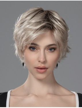 Perruque Raise Ellen Wille teinte Platinblonde Rooted portée par un mannequin
