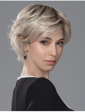 Perruque Raise Ellen Wille teinte Platinblonde Rooted portée par un mannequin