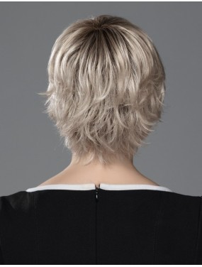 Perruque Raise Ellen Wille teinte Platinblonde Rooted portée par un mannequin