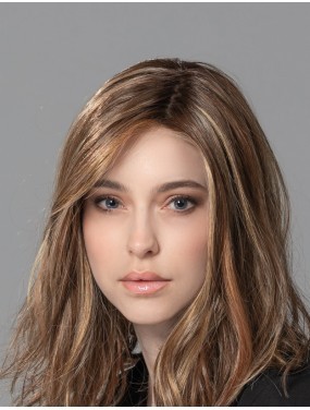 Perruque Runway Mono Part Ellen Wille teinte Tobacco Rooted portée par un mannequin