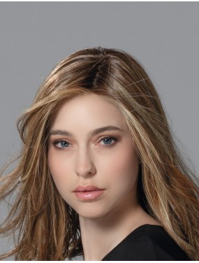 Perruque Runway Mono Part Ellen Wille teinte Tobacco Rooted portée par un mannequin