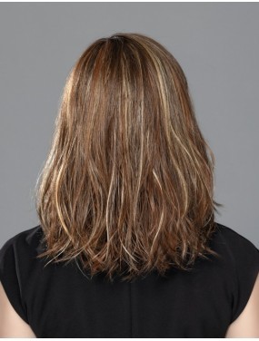 Perruque Runway Mono Part Ellen Wille teinte Tobacco Rooted portée par un mannequin