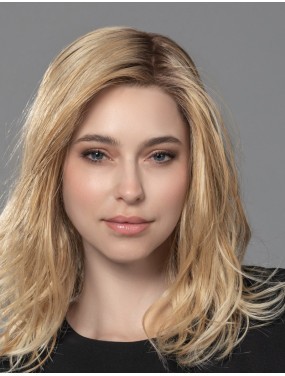 Perruque Runway Mono Part Ellen Wille teinte Sahara Beige Rooted portée par un mannequin