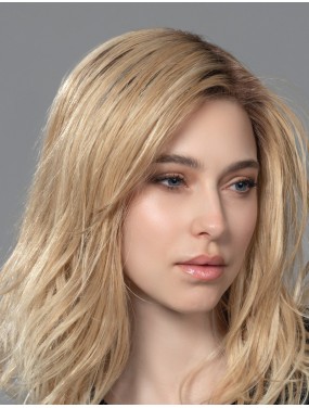 Perruque Runway Mono Part Ellen Wille teinte Sahara Beige Rooted portée par un mannequin