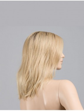 Perruque Runway Mono Part Ellen Wille teinte Sahara Beige Rooted sur mannequin vue de profil