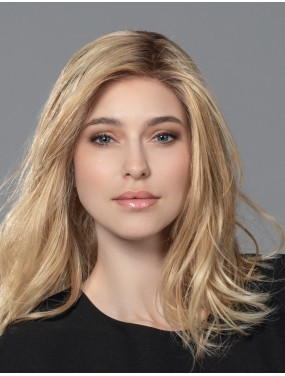 Perruque Runway Mono Part Ellen Wille teinte Sahara Beige Rooted portée par un mannequin